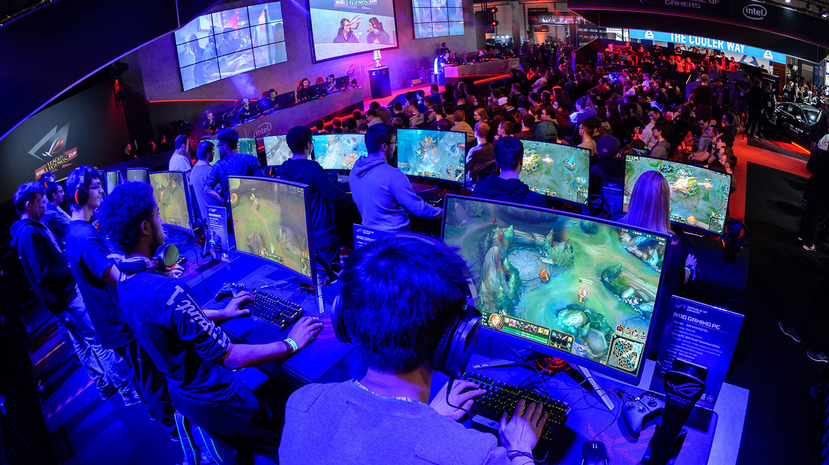Crowd watching several players gaming