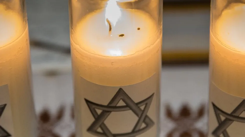 yom-hashoah-2016-candle-lighting