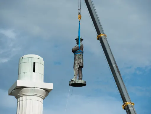 Confederate Monument to Robert Lee Removed