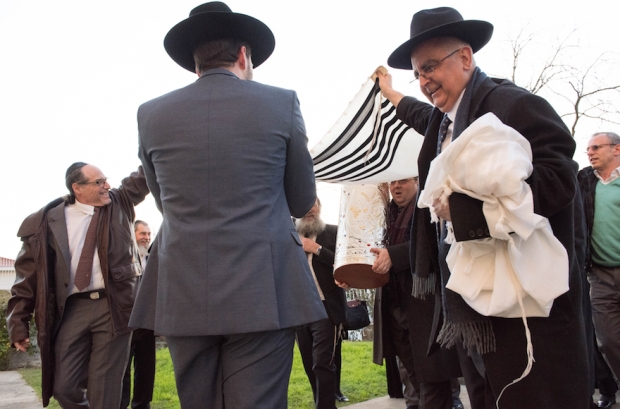 Porto Jews carry the Torah scroll